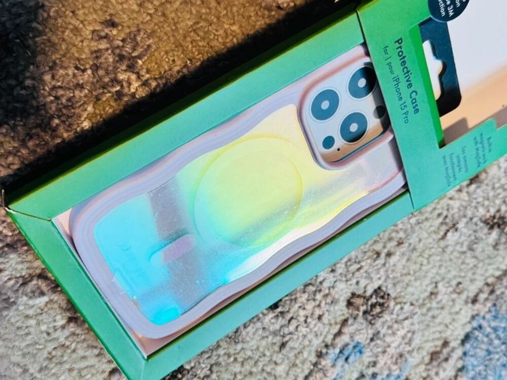 kate spade new york Wavy Iridescent iPhone 15 Pro Case with MagSafe – New in box